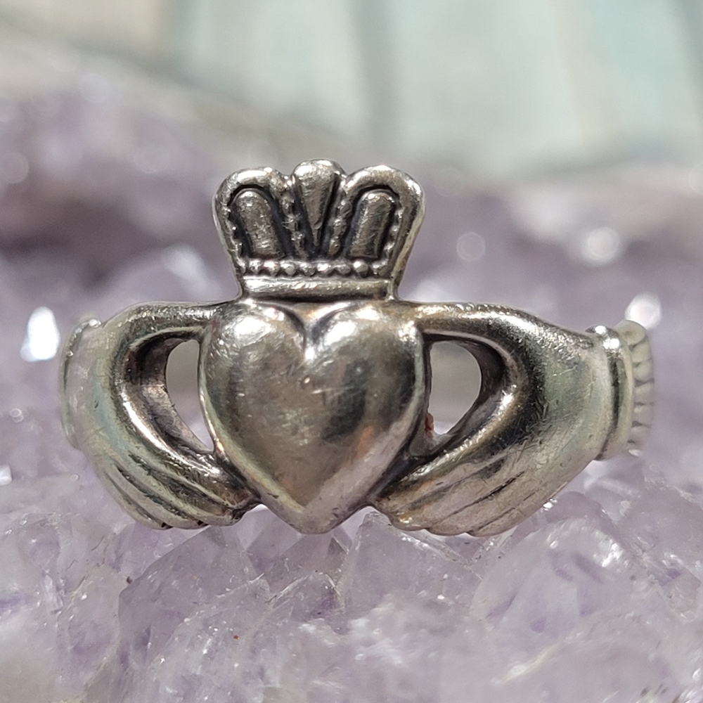 SOLVAR Claddagh Ring.